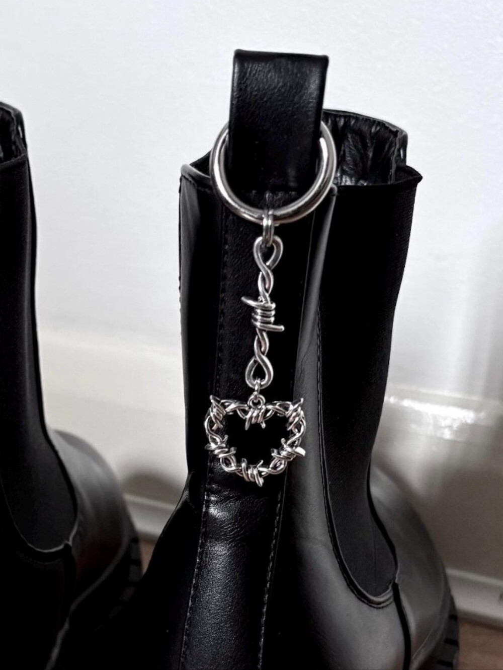 Barbed Wire Heart Keychain - Picture 5 of 12